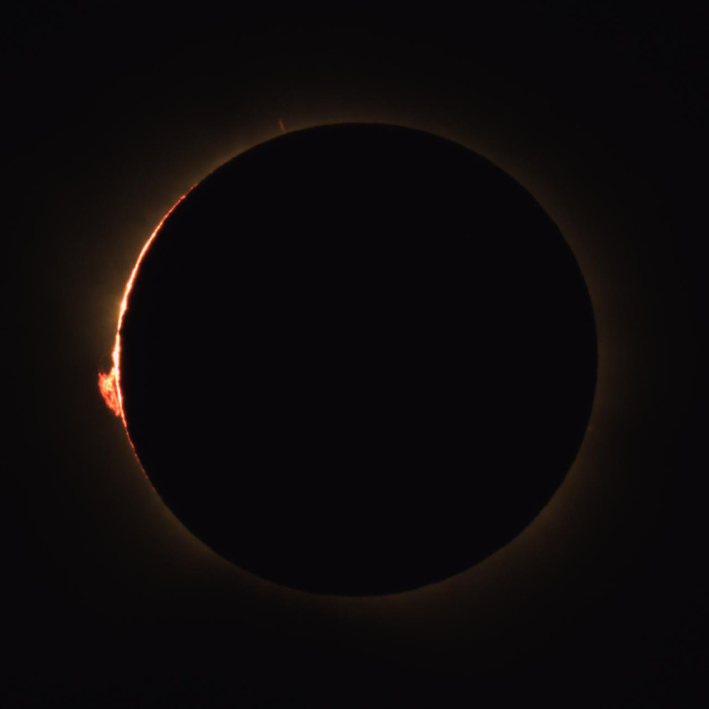 The last light of the sun before the moon completely covers the sun, showing Baileys Beads